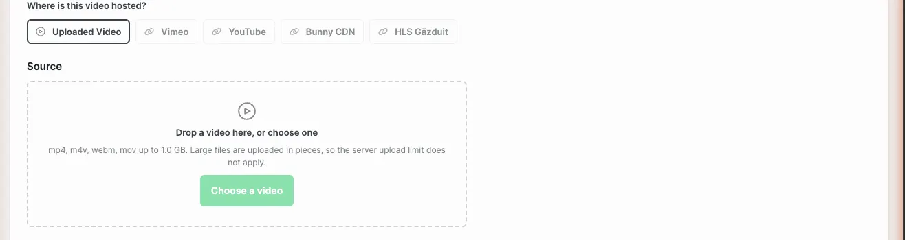 Selectorul sursei video, cu opțiunile Uploaded Video, Vimeo, YouTube, Bunny CDN și HLS găzduit, și zona de încărcare directă pentru fișiere de până la 1 GB.