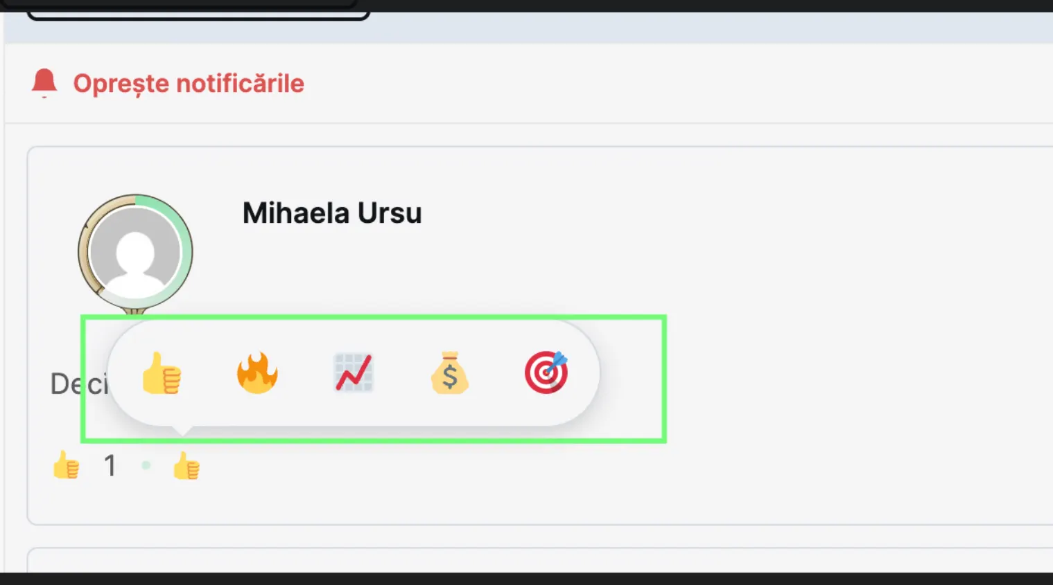 Bara de reacții personalizate deschisă peste un comentariu, cu emoji de aprobare, foc, grafic, bani și țintă