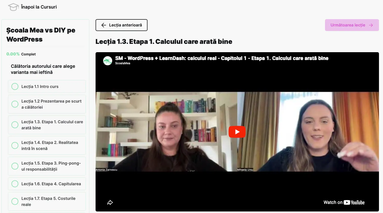 Pagina unei lecții video, cu lista capitolelor în bara laterală și procentul de curs complet