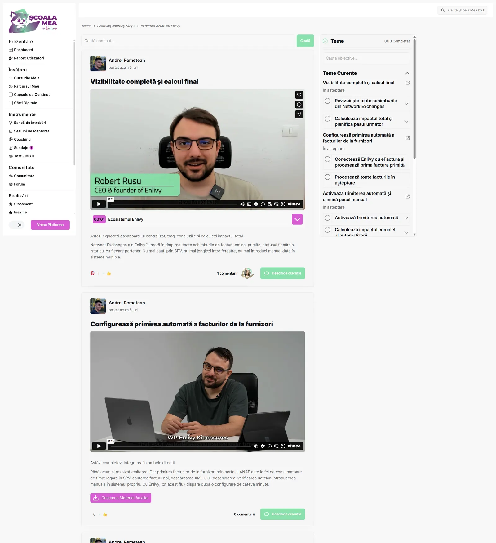 Un Learning Journey pe Școala Mea: lecțiile apar una sub alta ca un feed cronologic, fiecare cu video, descriere și buton de discuție, iar în dreapta panoul cu teme și progres