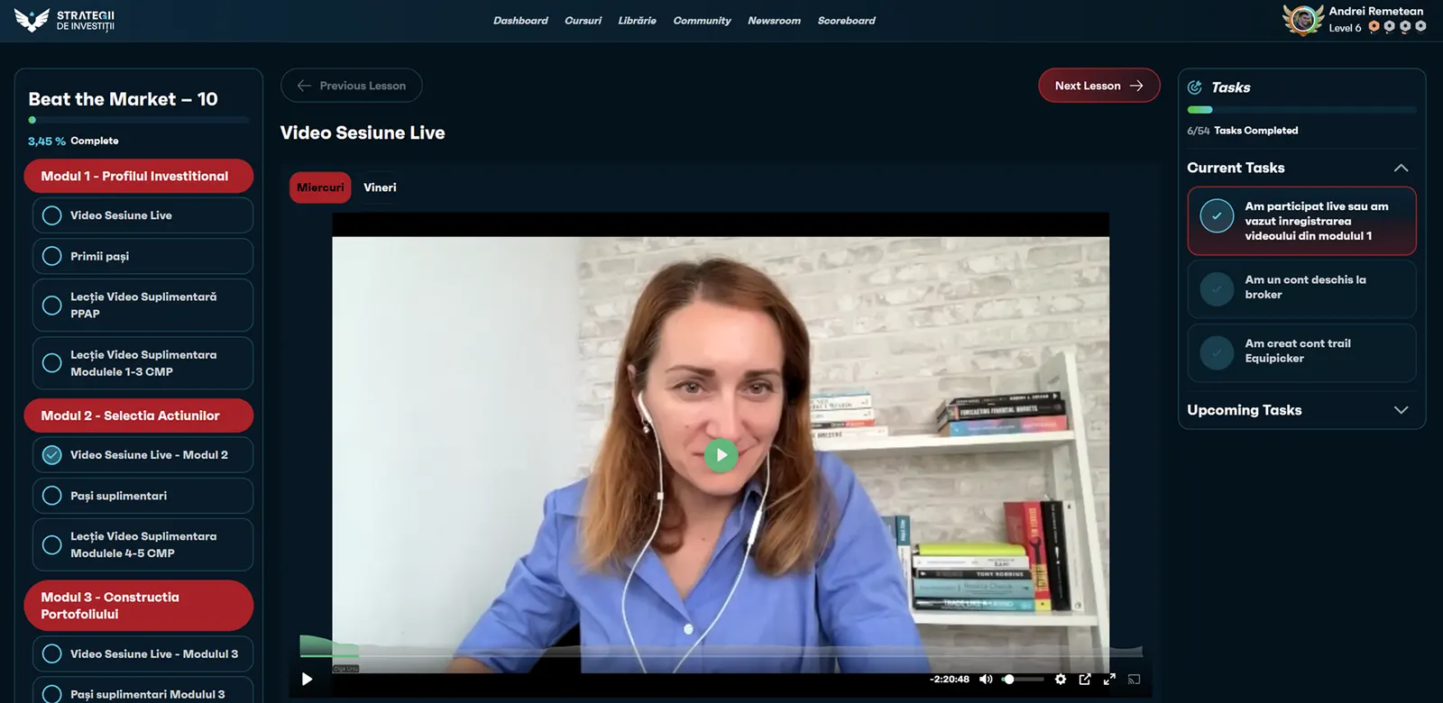 Lecție video în platformă, cu modulele cursului în stânga, playerul în centru și lista de task-uri în dreapta
