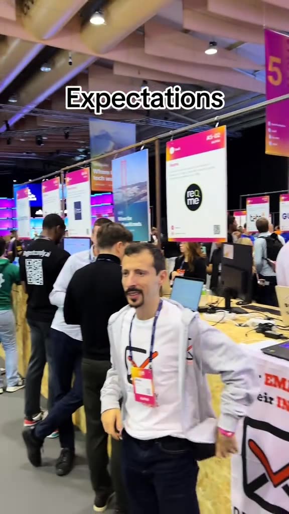 Cand sefu iti spune sa vizitezi standurile de la Web Summit… ...